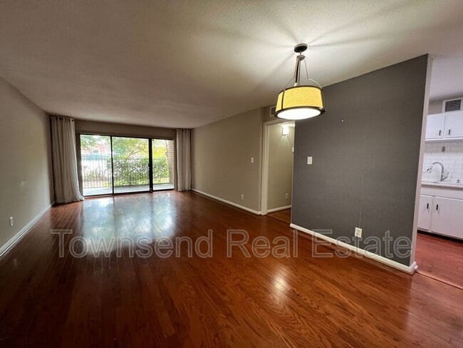 Photo - 1100 Clarendon St