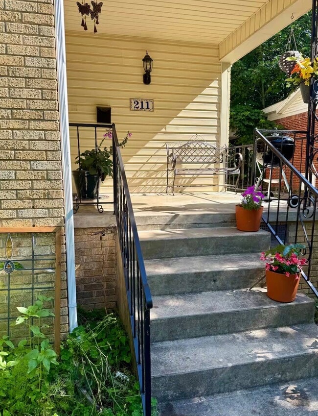 Photo - 211 E G Ave