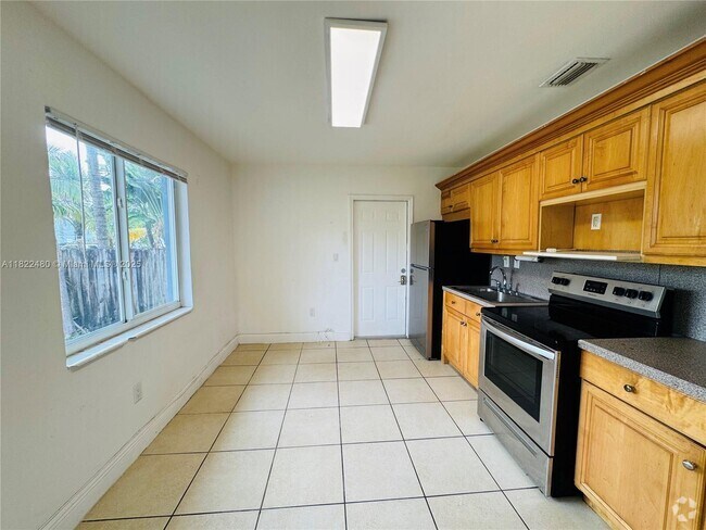 Building Photo - 2540 NE 181st St Unit 1 Rental