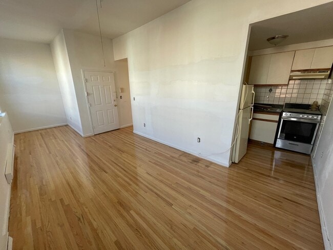 Building Photo - 511 Monroe St Unit 3