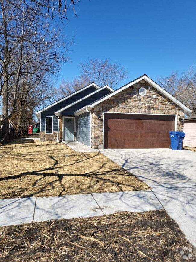 Building Photo - Brand new 3 bedroom, 2 bath house in Webb ...