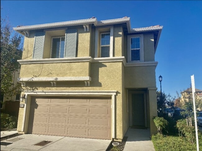 Building Photo - Beautiful and Sunny Home in Roseville Awaits!