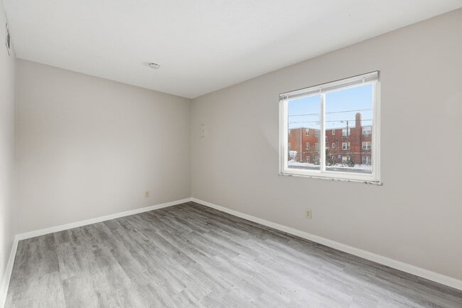 Photo - 695 Riverview