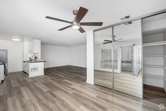 1BR, 1BA + Den - 850SF - Den