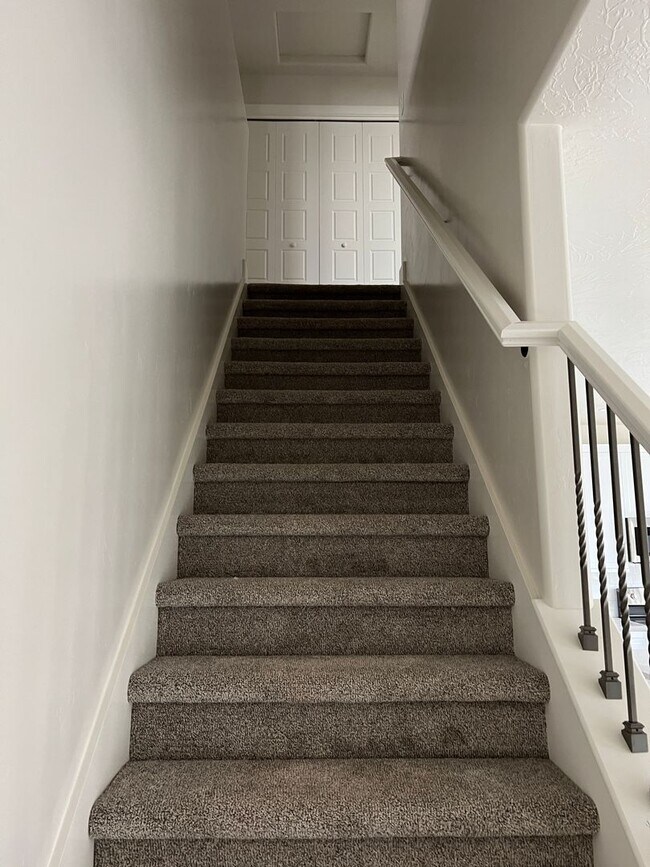 Photo - Beautiful like new 3 Bedroom 2.5 Townhome ...