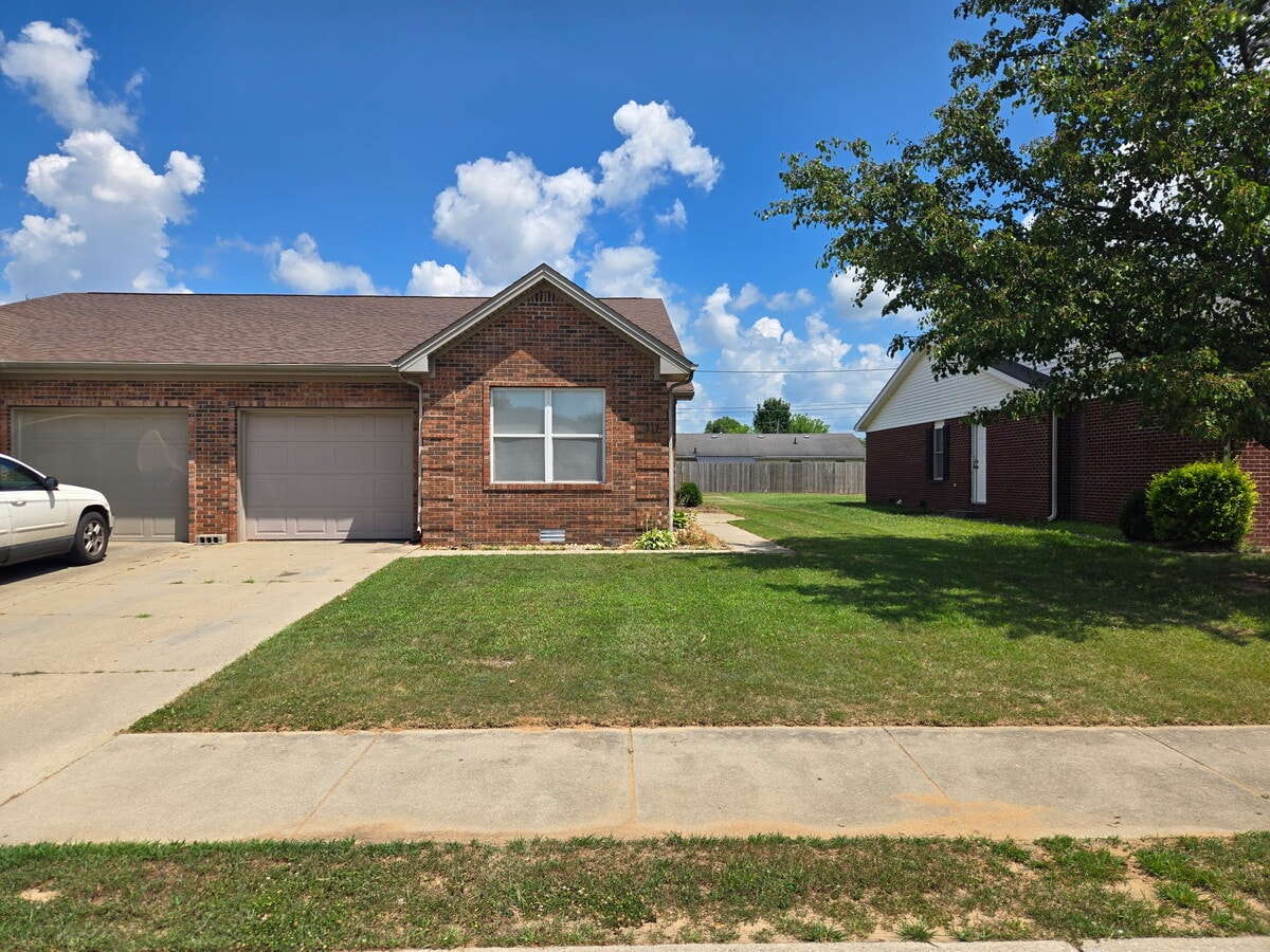 One car garage - 817 Emma Dr Townhome
