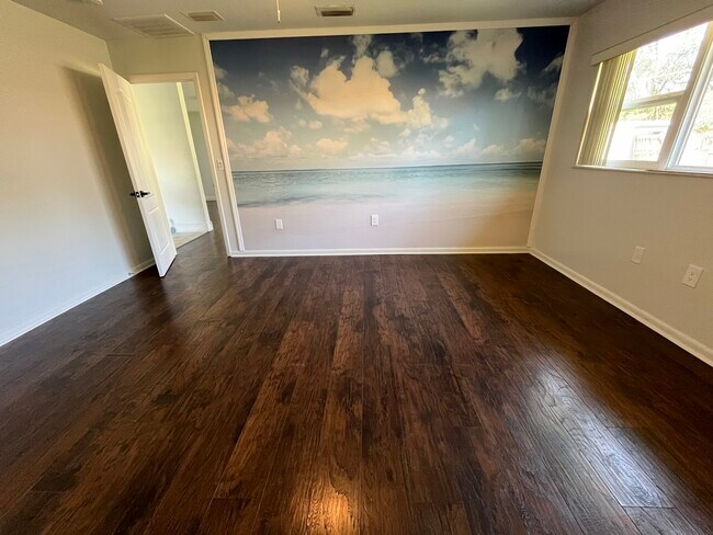 Master bedroom - 635 Queens Cir