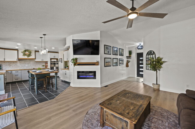 Photo - 901 Candlestar Loop N