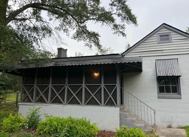 Building Photo - 2 Bed 1 Bath Home