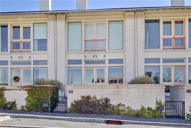 Building Photo - 580 Heatherden Ave