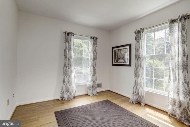 Photo - 10239 Gainsborough Rd