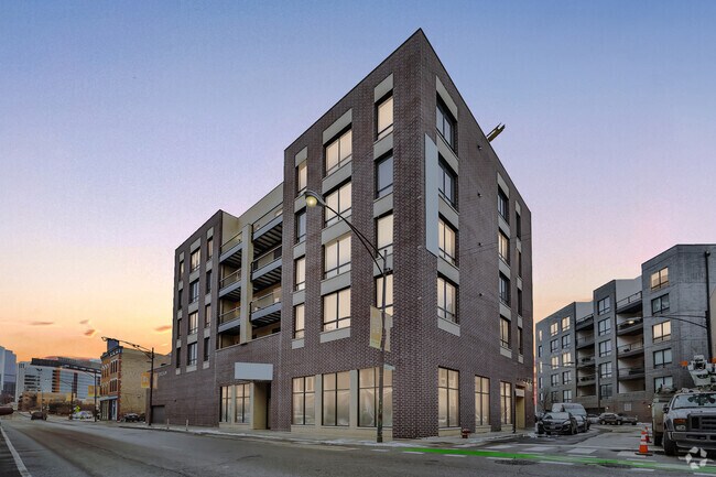 Building Photo - 680 N Milwaukee Ave Unit 402 Rental