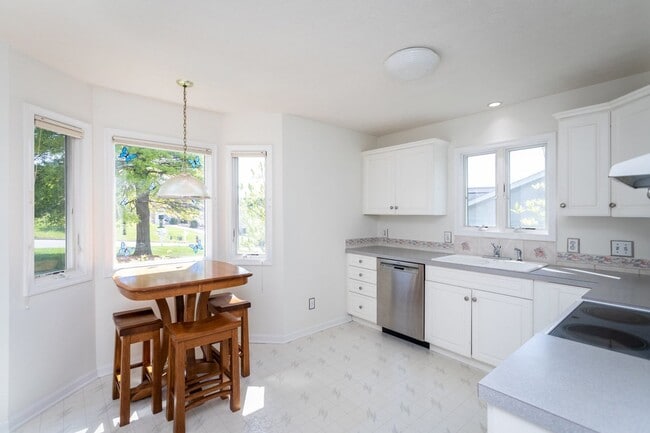 Photo - Spacious Duplex in Lake Terrace