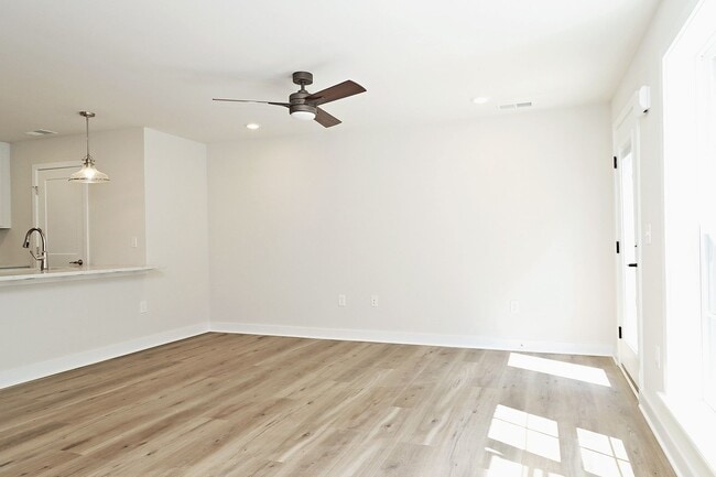 Photo - Dog-Friendly End-Unit Apartment Unidad Mary Jackson Ct 5065 #B