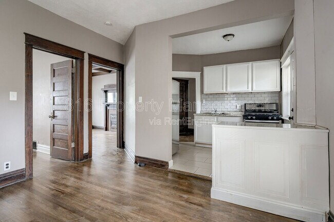 Building Photo - 3233 Charlotte St Unit 2s