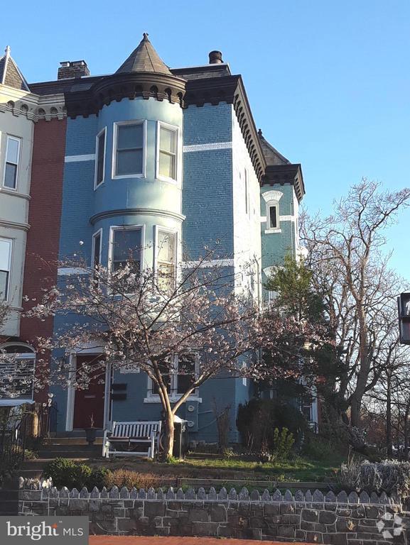 Building Photo - 323 1/2 E St NE Rental