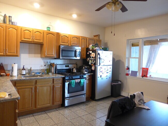 Photo - 830 Parker St