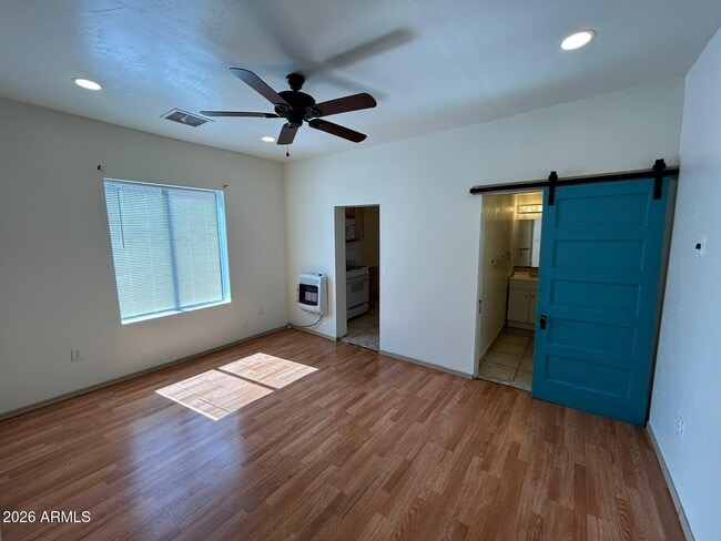 Photo - 1050 E Ave