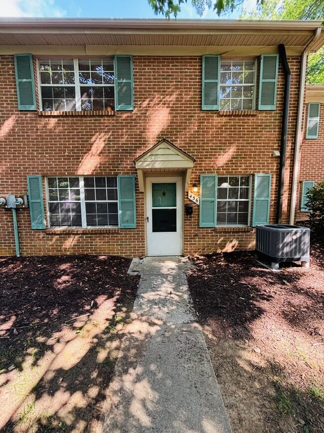 Building Photo - 2 Bedroom 1 Bathroom Townhouse