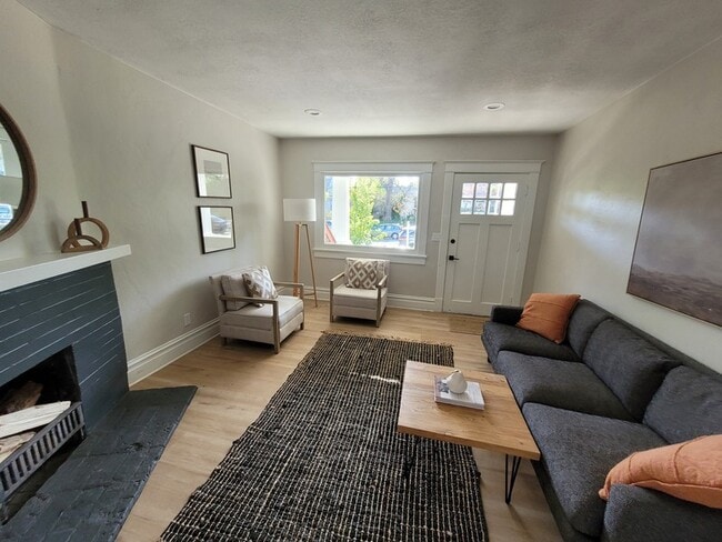 Photo - 164 C St E Unit 1