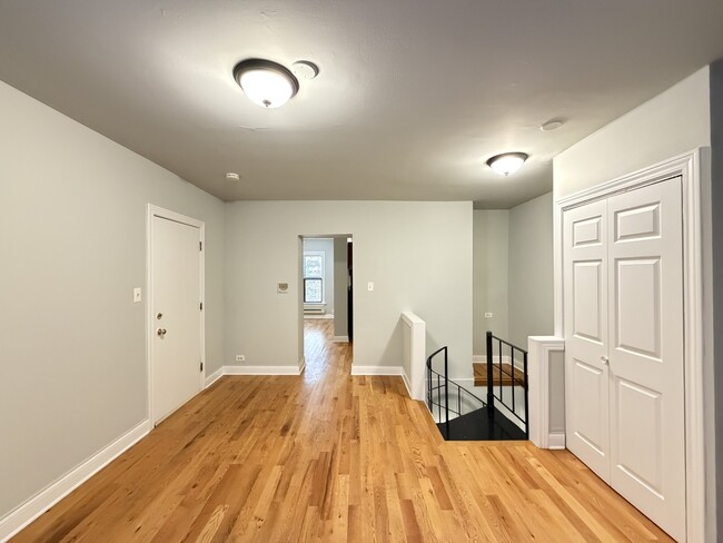 Building Photo - 850 W Cornelia Ave Unit J04P