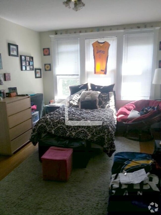 Building Photo - Nice studio with separate kitchen availabl... Rental