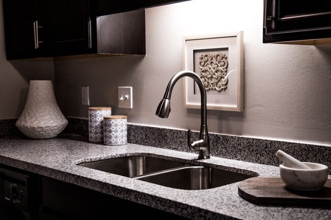 Cocina renovada con encimeras de granito y fregadero de acero inoxidable - Chelsea Village