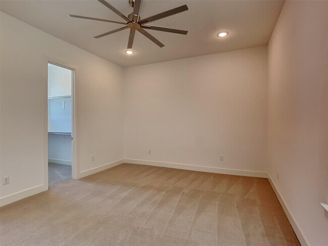 Photo - 129 E Oscar Dr