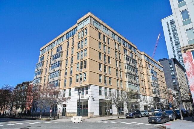 Building Photo - 10 Regent St Unit #516