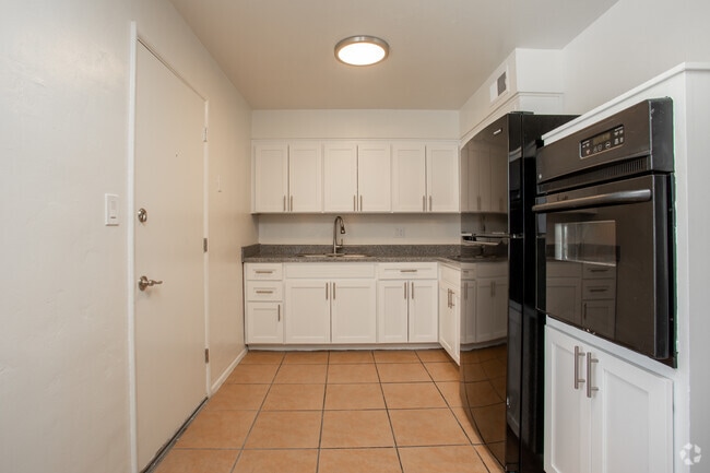 1BR, 1BA - 613 SF