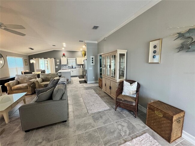 Photo - 1715 Schau St
