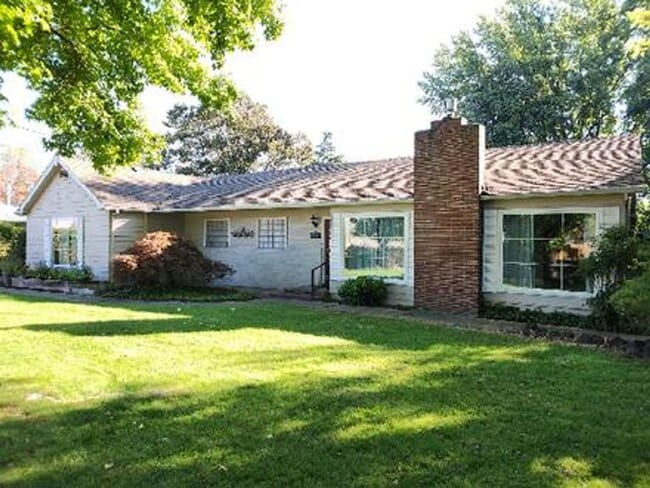 Spacious 3 Bedroom, 2 Bath Home on Private... - Spacious 3 Bedroom, 2 Bath Home on Private...