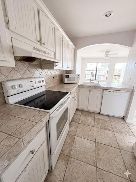 Building Photo - 10046 Winding Lake Rd Unit 204