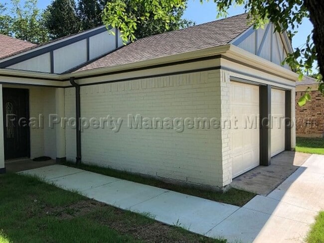 Photo - 2325 Warwick Ave