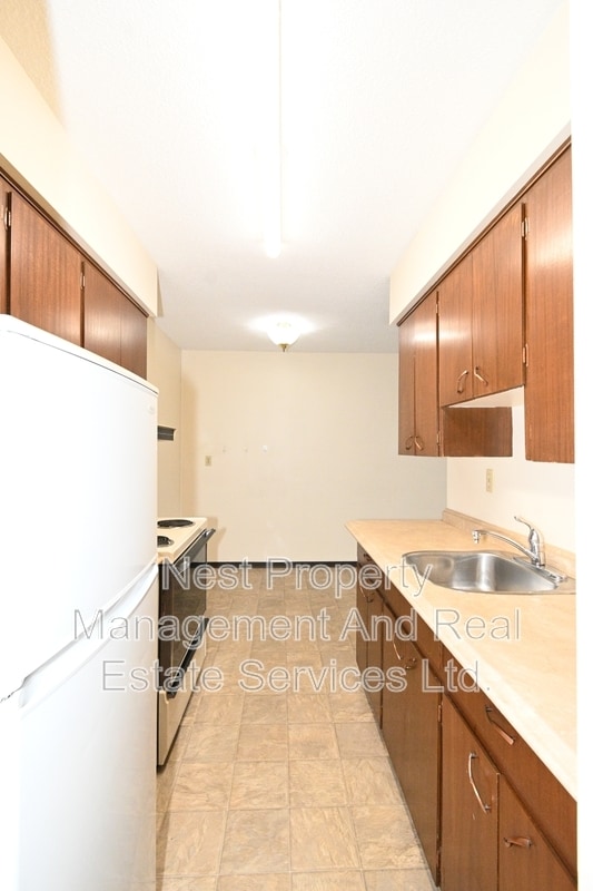 Photo - 879 Johnson St