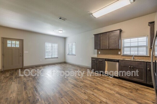 Photo - 512 E Akard St