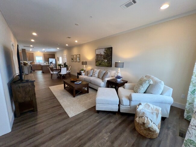 Vista de la sala de estar desde la puerta principal - 600 Vera K Ct