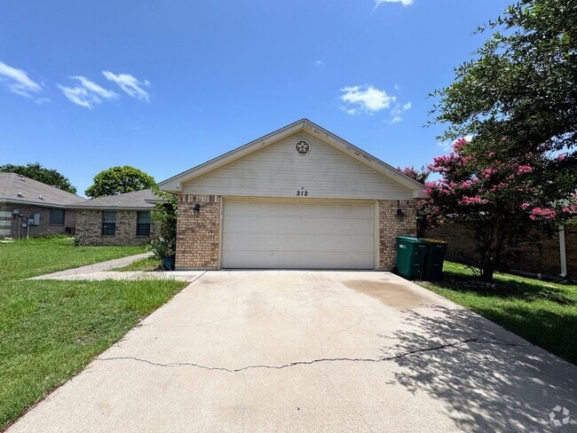 Building Photo - 212 Oak Ridge Dr Rental