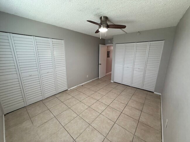 3322 Camelot Dr