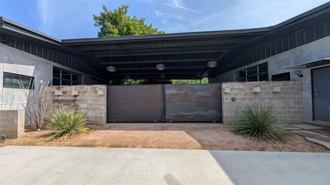 Building Photo - 920 W Cavalcade St Unit B Rental