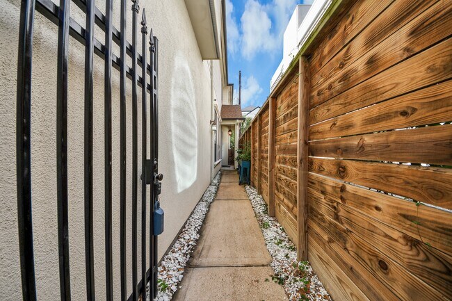 Building Photo - 605 W Polk St Unit B