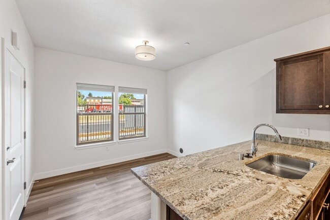 Photo - Avery Oaks Apartments