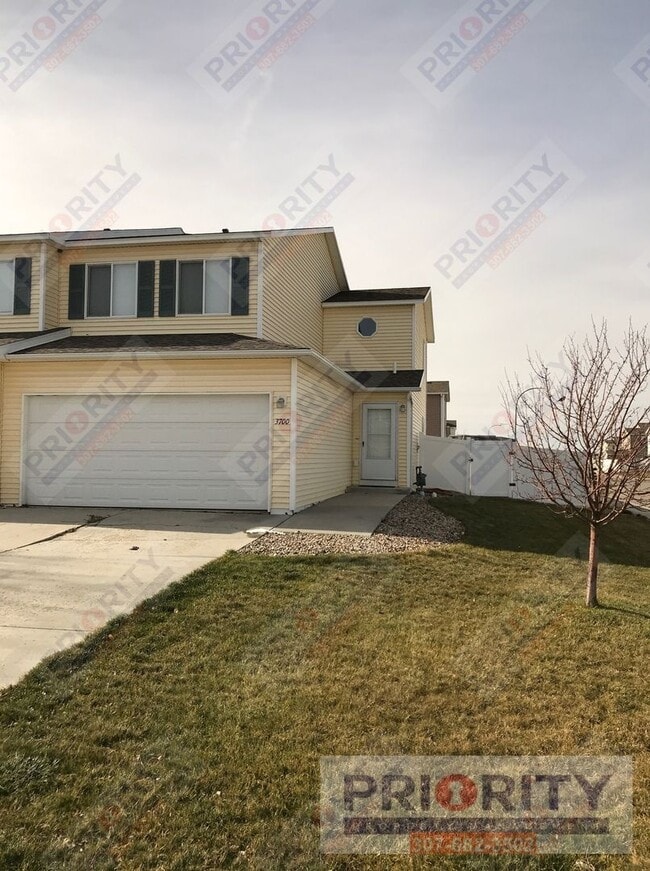 Building Photo - 3 bed, 2.5 bath townhome