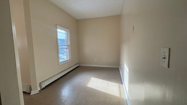 Photo - 4 Bedrooms 1.5 Bath Apartment with Heat and Hot Water Included! Unidad 1083-2R