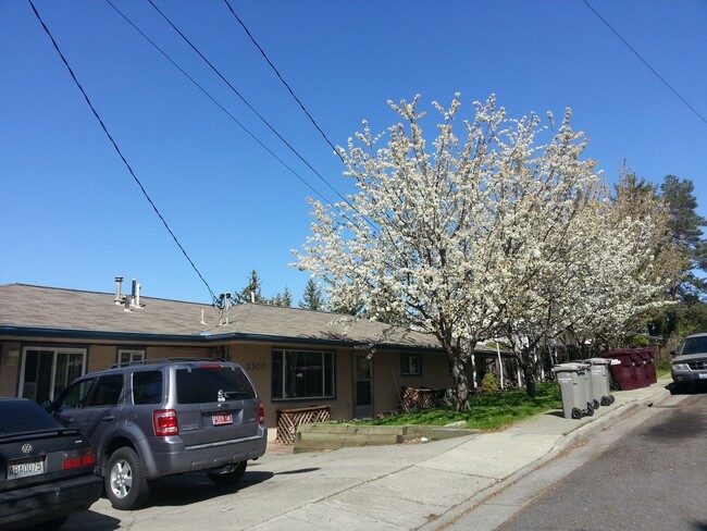 Parking in front of the house - 1300 NE Williams St Casa Adosada