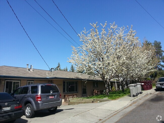 Building Photo - 1300 NE Williams St Unit 1 Rental