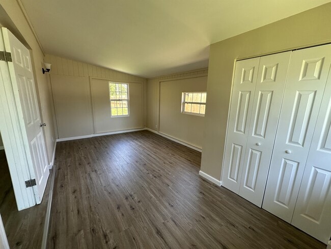 Photo - 3335 Dudley St