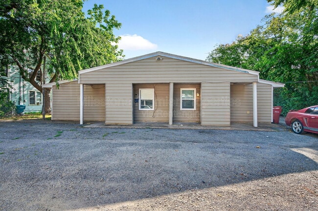 Building Photo - 816 S Crockett St Unit 4