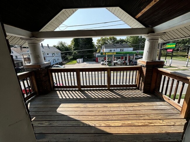 Building Photo - 1108 E Lake Rd Unit #2