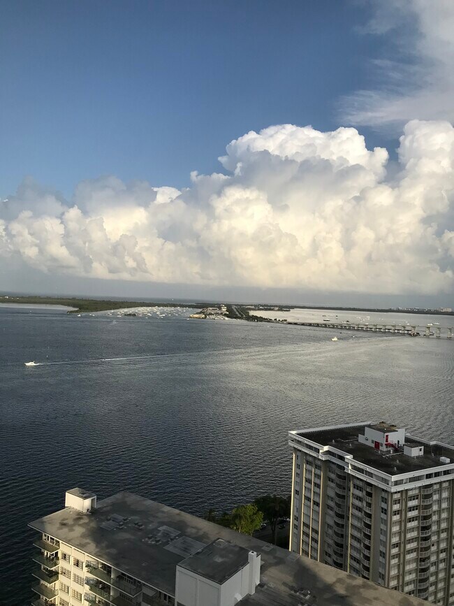 Photo - 218 SE 14th St Unidad 2208